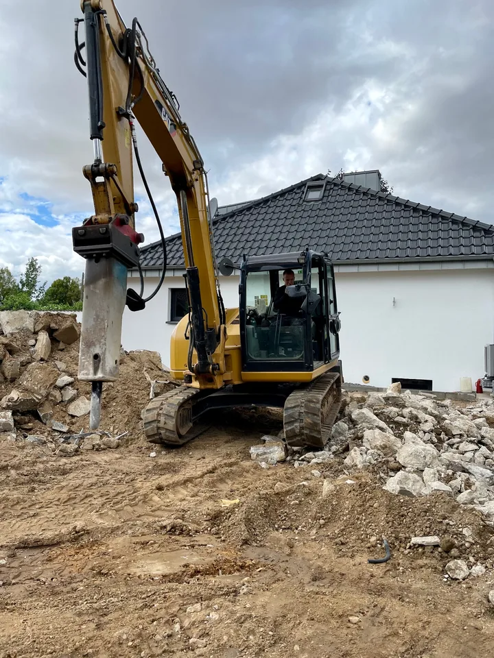 Ambossa Gründer mit Bagger auf der Baustelle